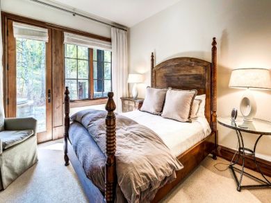Posh Five Bedroom Luxury Ski Home Steps to Lift